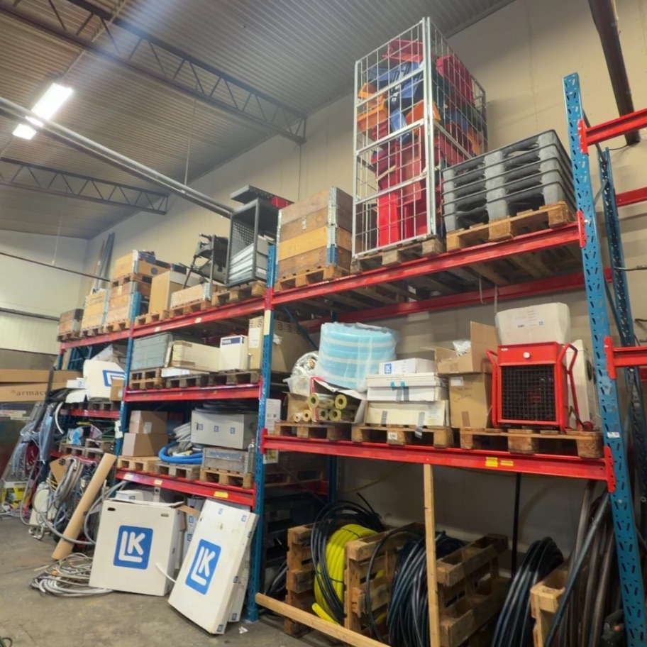 1594841-1 Pallet racking with plumbing parts, tools and equipment