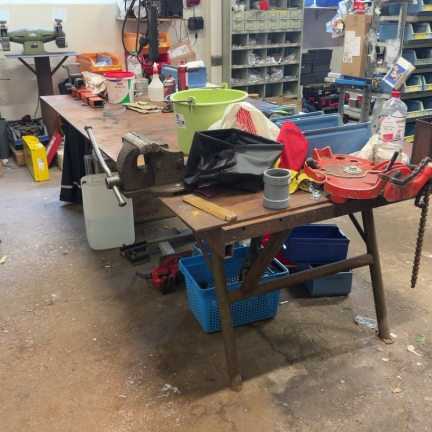 1594852-2 Welding table with vise and Ridgid anvil