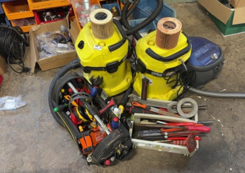 Vacuum cleaners 3 pcs and tool bags with contents - Kärcher, Bosch