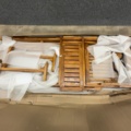 1604638-6 Solstol i teak med hjul och utfällbart hyllplan | 120 cm | Solö