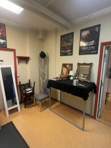 1458580-10 Bandloge / Artistloge – komplett möblemang med biljardbord, ljudutrustning och diverse inventarier