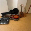 1458581-1 Parti musikinstrument – gitarr, basukulele, ukulele och digitalt trumset