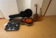 1458581 Parti musikinstrument – gitarr, basukulele, ukulele och digitalt trumset
