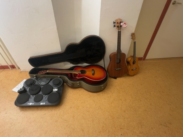1458581-1 Parti musikinstrument – gitarr, basukulele, ukulele och digitalt trumset