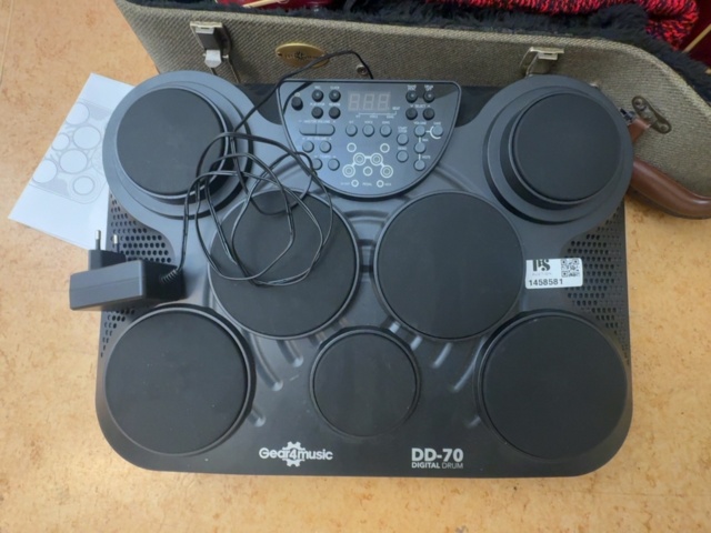 1458581-2 Parti musikinstrument – gitarr, basukulele, ukulele och digitalt trumset