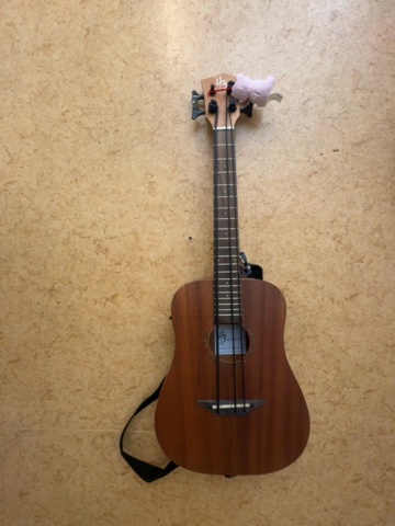 1458581-3 Parti musikinstrument – gitarr, basukulele, ukulele och digitalt trumset