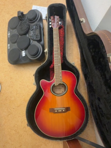 1458581-9 Parti musikinstrument – gitarr, basukulele, ukulele och digitalt trumset