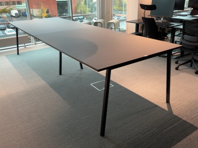 1548351-1 Stort bord cirka 420 cm
