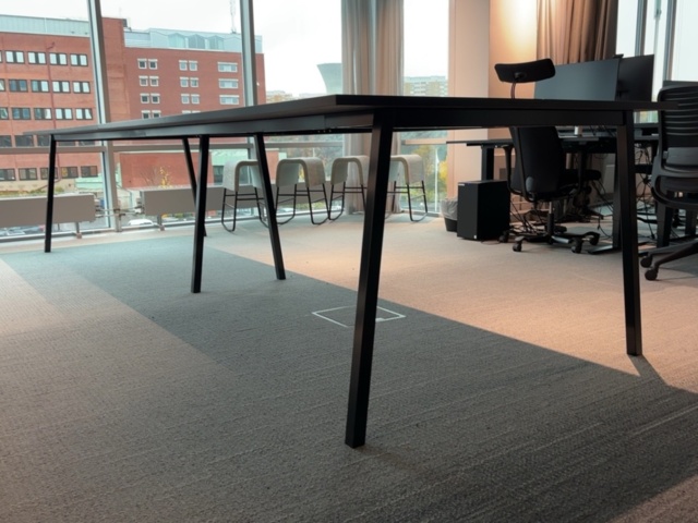 1548351-3 Stort bord cirka 420 cm