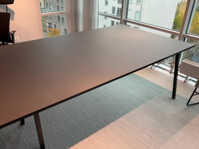 1548351-5 Stort bord cirka 420 cm