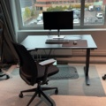 1548359-1 Kontorsarbetsplats - Elektriskt skrivbord, kontorsstol och monitor