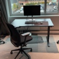1548359-9 Kontorsarbetsplats - Elektriskt skrivbord, kontorsstol och monitor