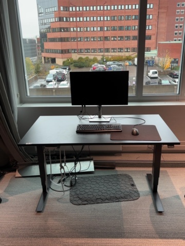 1548359-2 Kontorsarbetsplats - Elektriskt skrivbord, kontorsstol och monitor