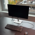 1548359-4 Kontorsarbetsplats - Elektriskt skrivbord, kontorsstol och monitor