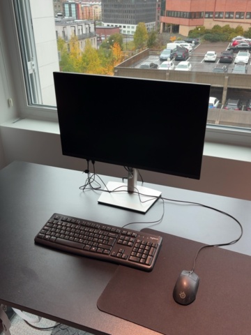 1548359-4 Kontorsarbetsplats - Elektriskt skrivbord, kontorsstol och monitor