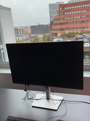 1548359-5 Kontorsarbetsplats - Elektriskt skrivbord, kontorsstol och monitor