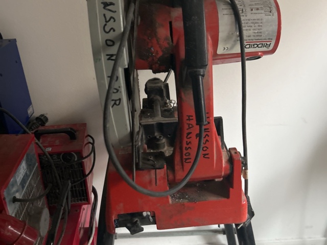 1604947-4 Kapmaskin för metall med stativ - RIDGID 590-L