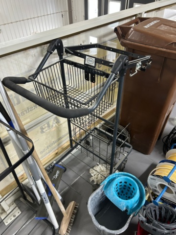 1600265-5 Diverse städtillbehör - Dammsugare, städvagn, m.m.