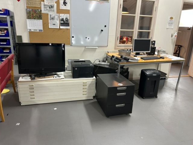 1600271-1 Diverse kontorsinredning, elektronik, m.m.