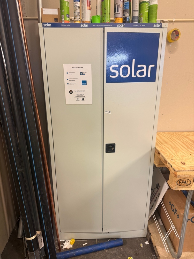 1594831-1 Plåtskåp med innehåll - ca 92x40x200 cm