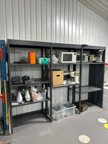 1600273-1 Lagerhyllor med innehåll