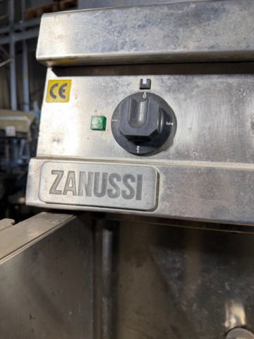 1566524-12 Värmeri med två bassänger och underskåp – Zanussi