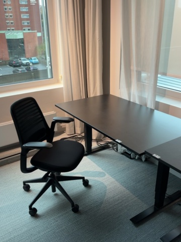 1548364-1 Höj- och sänkbart skrivbord med kontorsstol - Steelcase