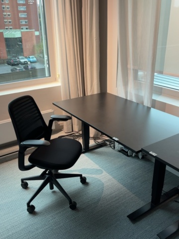 1548364-6 Höj- och sänkbart skrivbord med kontorsstol - Steelcase
