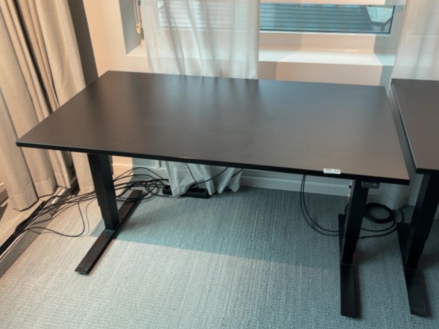 1548364-2 Höj- och sänkbart skrivbord med kontorsstol - Steelcase