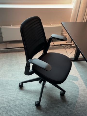1548364-4 Höj- och sänkbart skrivbord med kontorsstol - Steelcase