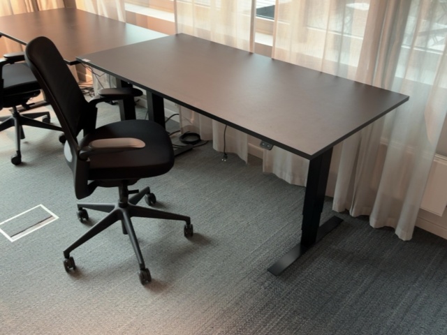 1548365-1 Höj- och sänkbart skrivbord med kontorsstol - Steelcase
