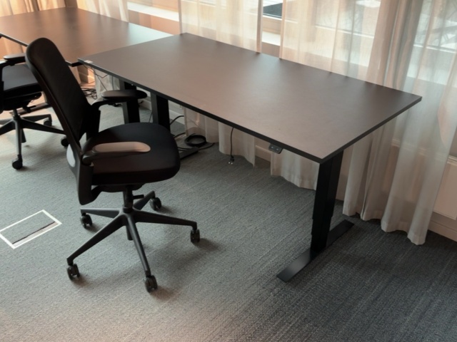 1548365-2 Höj- och sänkbart skrivbord med kontorsstol - Steelcase