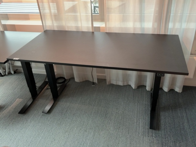 1548365-3 Höj- och sänkbart skrivbord med kontorsstol - Steelcase