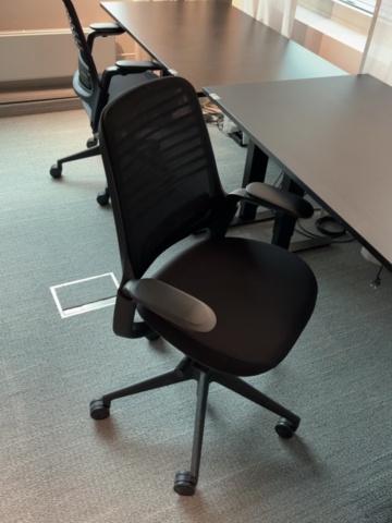 1548365-5 Höj- och sänkbart skrivbord med kontorsstol - Steelcase