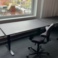 1548370-5 Kontorsarbetsplatser 3 st med elektriska skrivbord och kontorsstolar - HÅG Capisco