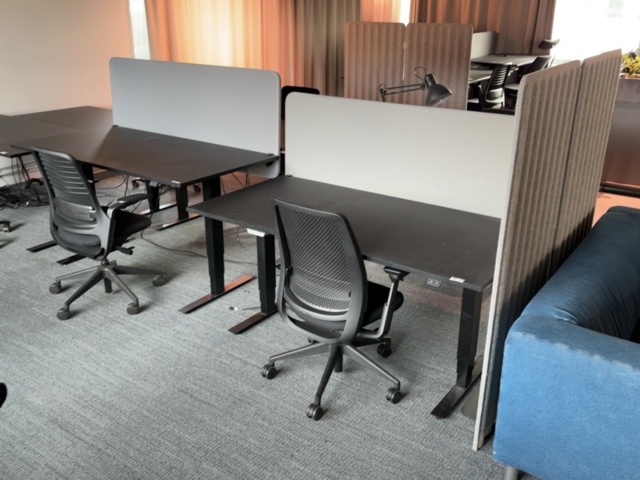 1548372-1 Kontorsarbetsplatser 4 st - Elektriska skrivbord, Steelcase kontorsstolar och avskärmningar