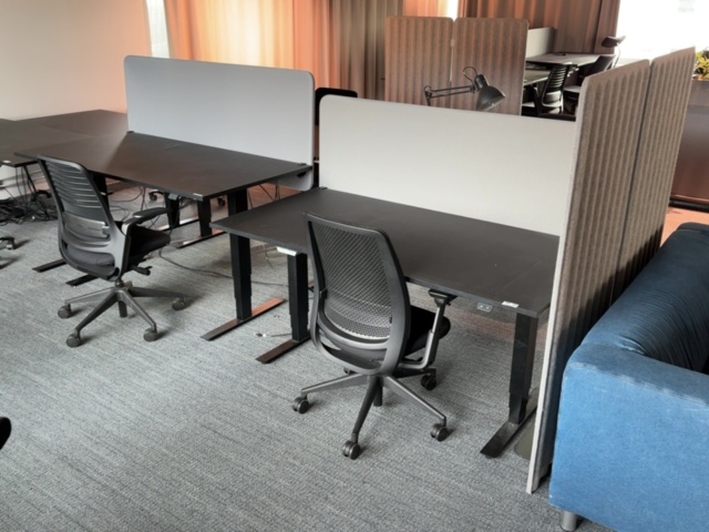 1548372-2 Kontorsarbetsplatser 4 st - Elektriska skrivbord, Steelcase kontorsstolar och avskärmningar