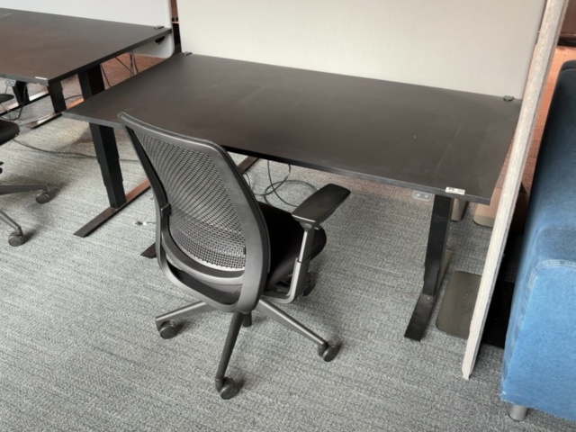 1548372-3 Kontorsarbetsplatser 4 st - Elektriska skrivbord, Steelcase kontorsstolar och avskärmningar
