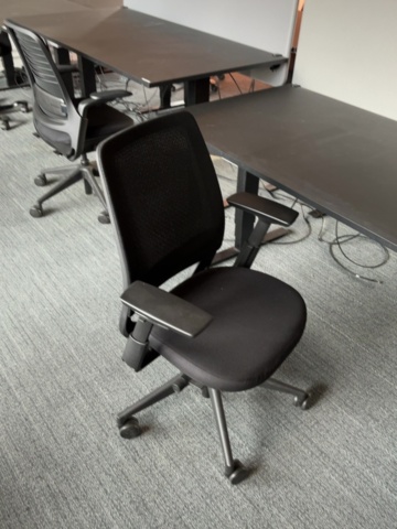 1548372-5 Kontorsarbetsplatser 4 st - Elektriska skrivbord, Steelcase kontorsstolar och avskärmningar