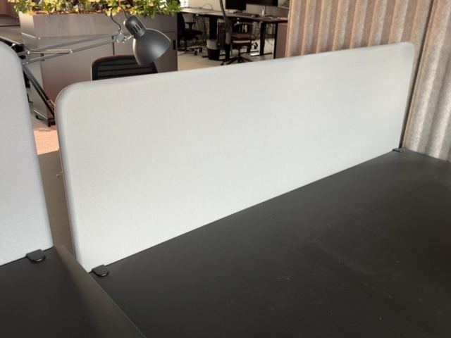 1548372-6 Kontorsarbetsplatser 4 st - Elektriska skrivbord, Steelcase kontorsstolar och avskärmningar