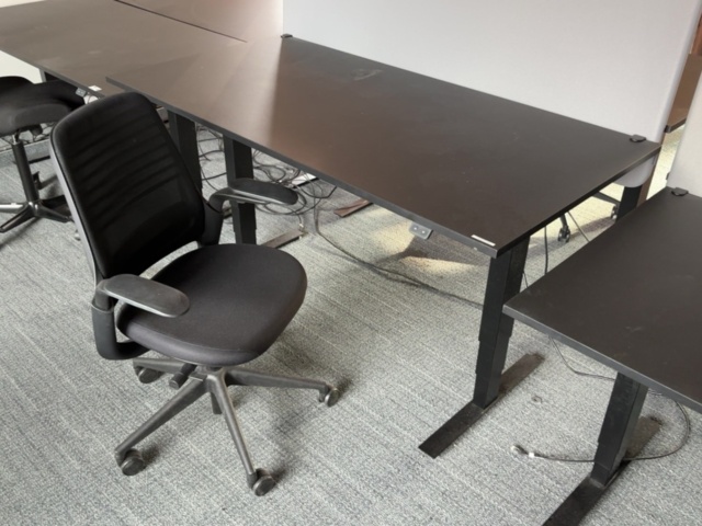 1548372-7 Kontorsarbetsplatser 4 st - Elektriska skrivbord, Steelcase kontorsstolar och avskärmningar