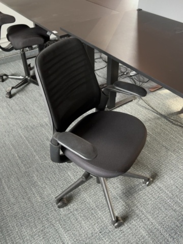 1548372-8 Kontorsarbetsplatser 4 st - Elektriska skrivbord, Steelcase kontorsstolar och avskärmningar