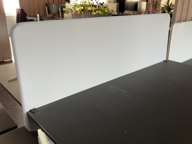1548372-10 Kontorsarbetsplatser 4 st - Elektriska skrivbord, Steelcase kontorsstolar och avskärmningar