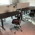 1548372-13 Kontorsarbetsplatser 4 st - Elektriska skrivbord, Steelcase kontorsstolar och avskärmningar