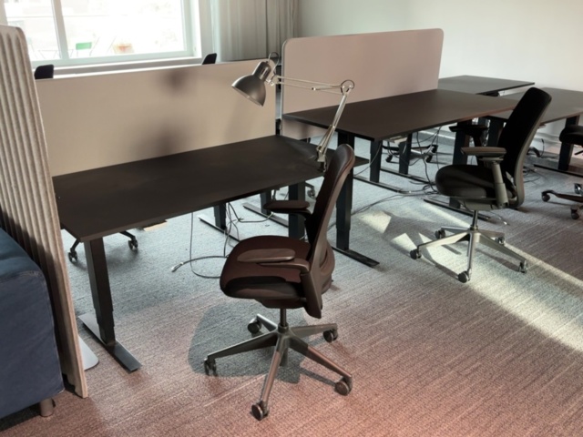 1548372-13 Kontorsarbetsplatser 4 st - Elektriska skrivbord, Steelcase kontorsstolar och avskärmningar
