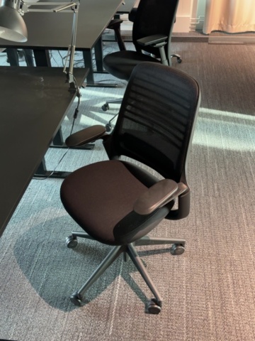 1548372-14 Kontorsarbetsplatser 4 st - Elektriska skrivbord, Steelcase kontorsstolar och avskärmningar