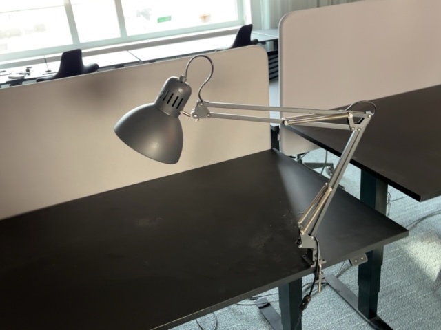 1548372-16 Kontorsarbetsplatser 4 st - Elektriska skrivbord, Steelcase kontorsstolar och avskärmningar