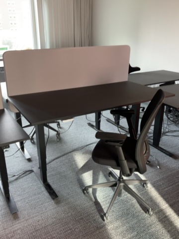 1548372-17 Kontorsarbetsplatser 4 st - Elektriska skrivbord, Steelcase kontorsstolar och avskärmningar