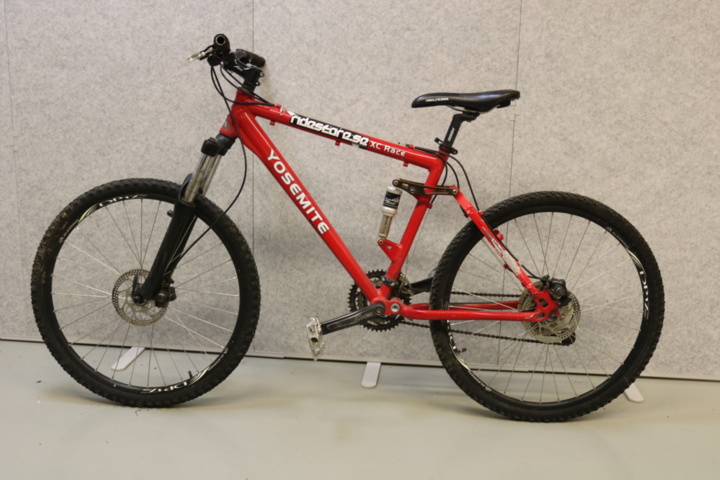 1515336-2 Cykel Yosemite XC Race. 27 växlar