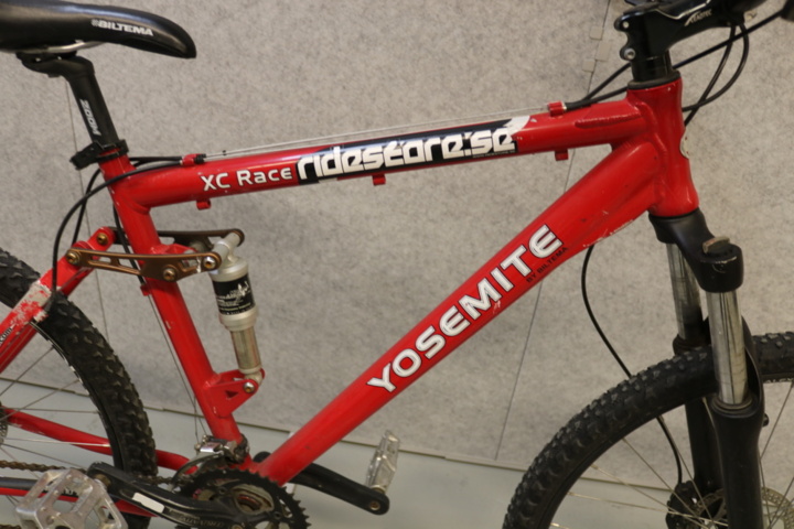 1515336-26 Cykel Yosemite XC Race. 27 växlar